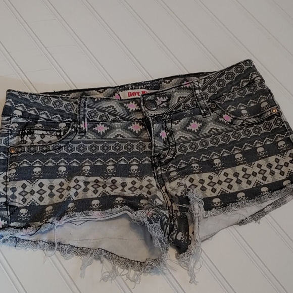 Gray & pink Skull fair isle shorts - Picture 1 of 4